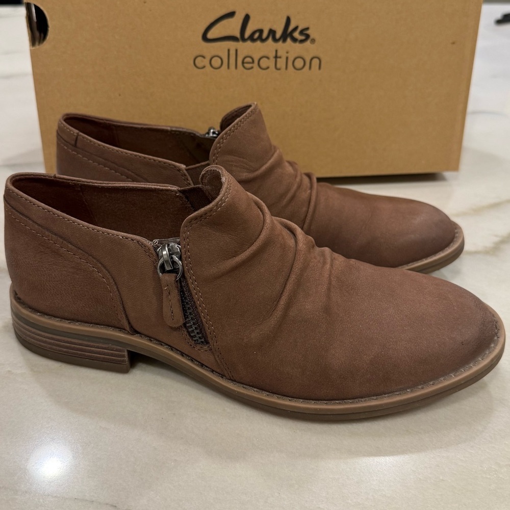 Clarks Camzin Pace Boots Size 7.5 Taupe Nubuck Zip Ankle Booties